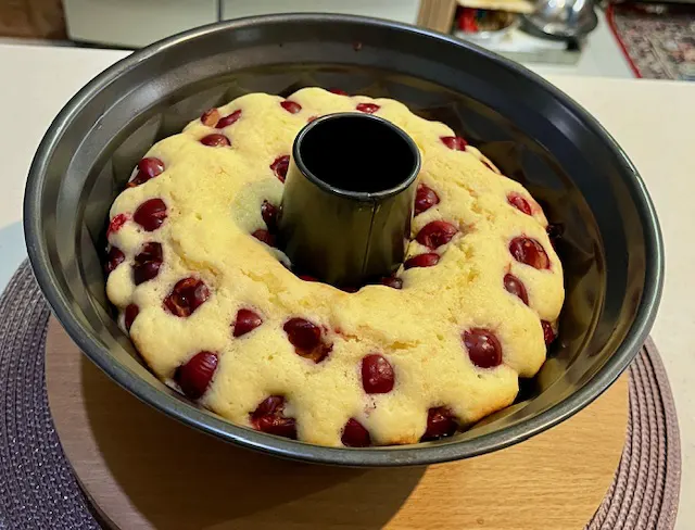 طرز تهیه کیک آلبالو