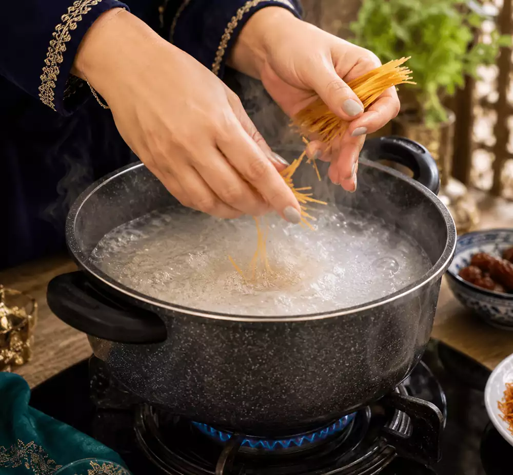 ریختن رشته در رشته پلو